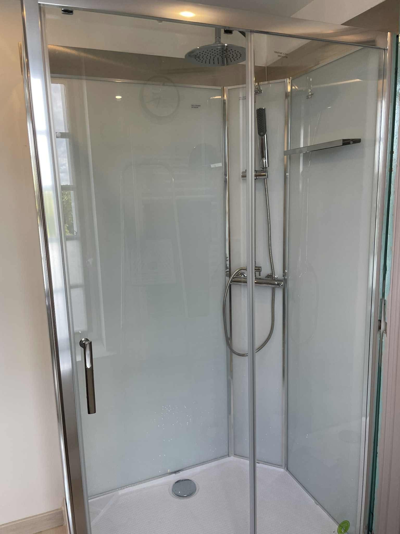 Cabine de douche chrome avec vitrage dépoli