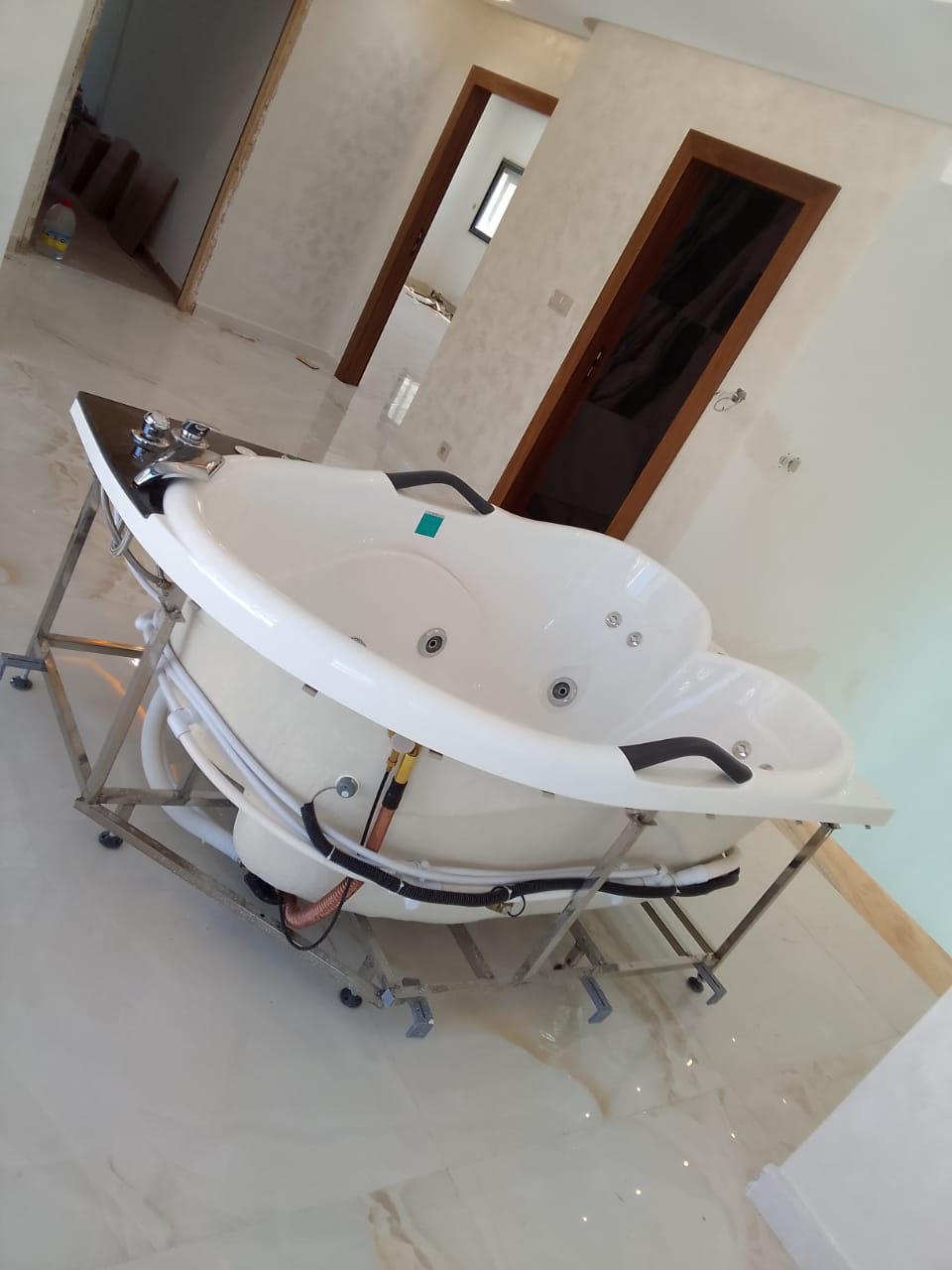 Installation d’une baignoire hydromassante sur support métallique
