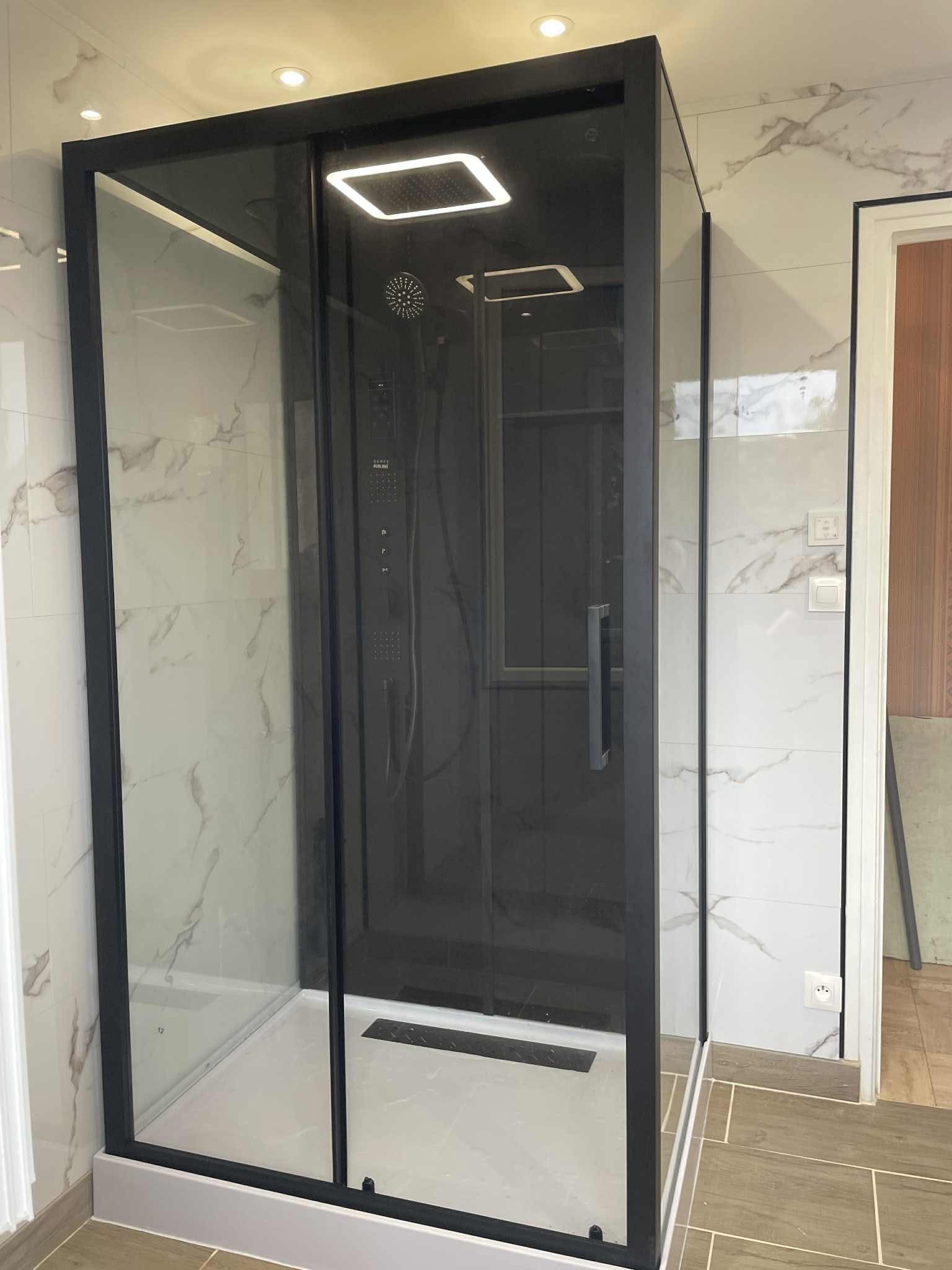 Cabine de douche noire sur sol marbre