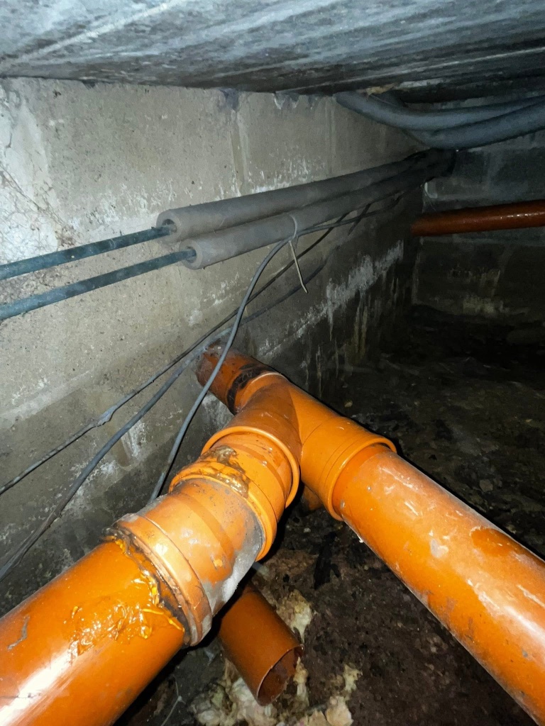Raccord PVC en sous-sol