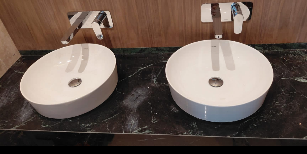 Double vasque « creavit » sur plan marbre foncé