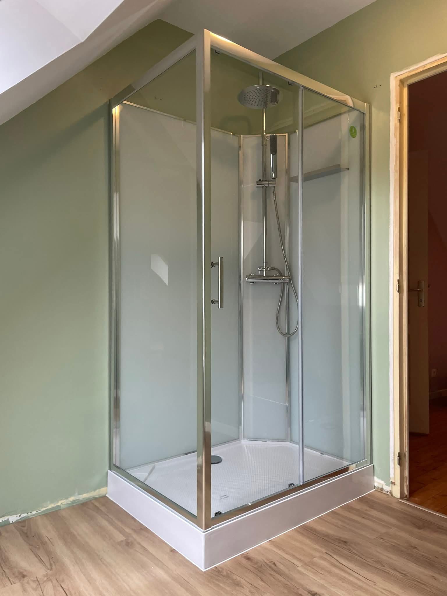 Cabine de douche chrome sous combles