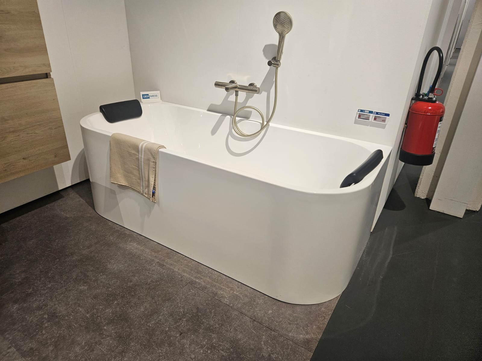 Baignoire indépendante avec robinetterie murale et douchette