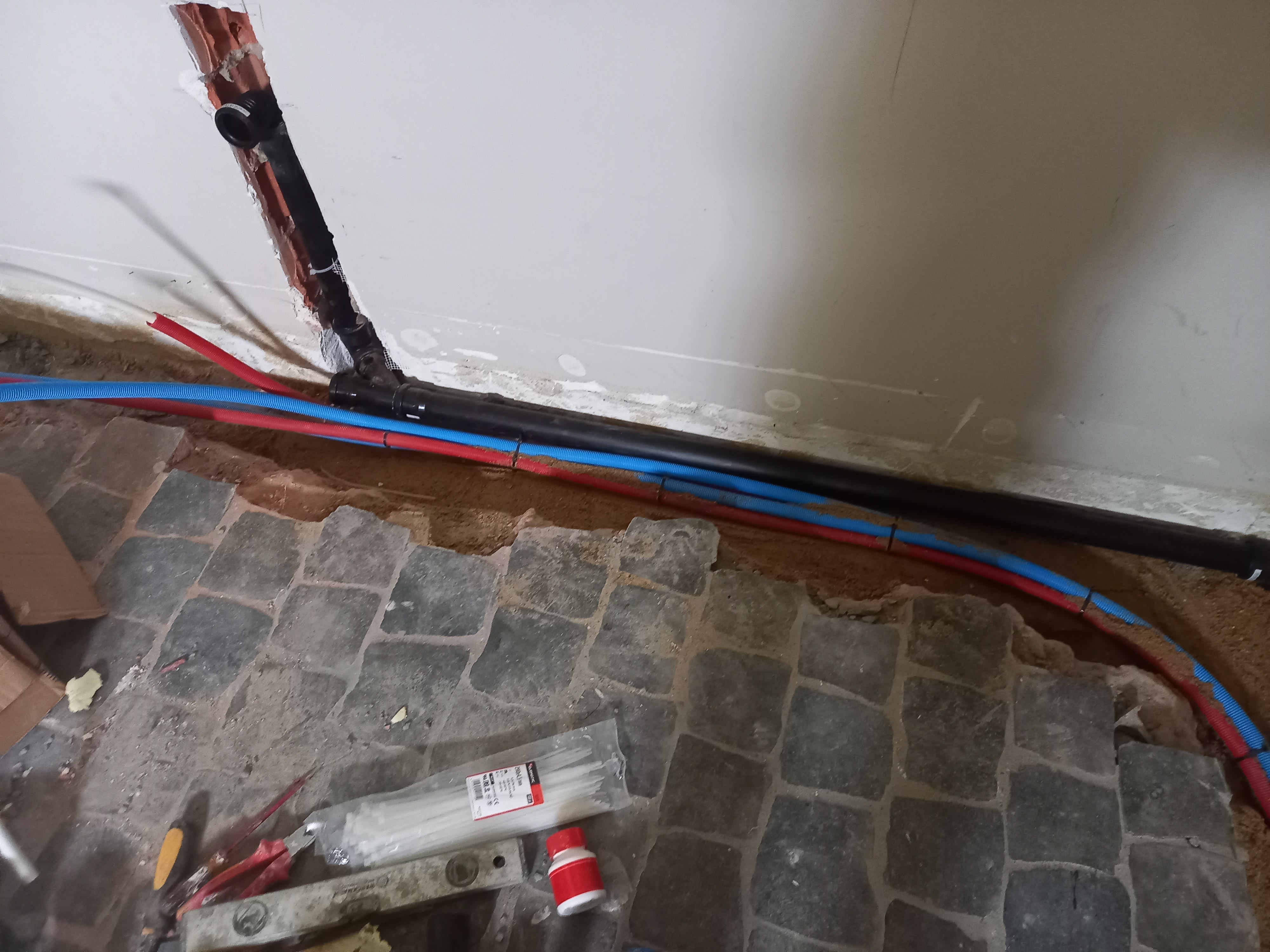 Passage de tuyauterie encastrée