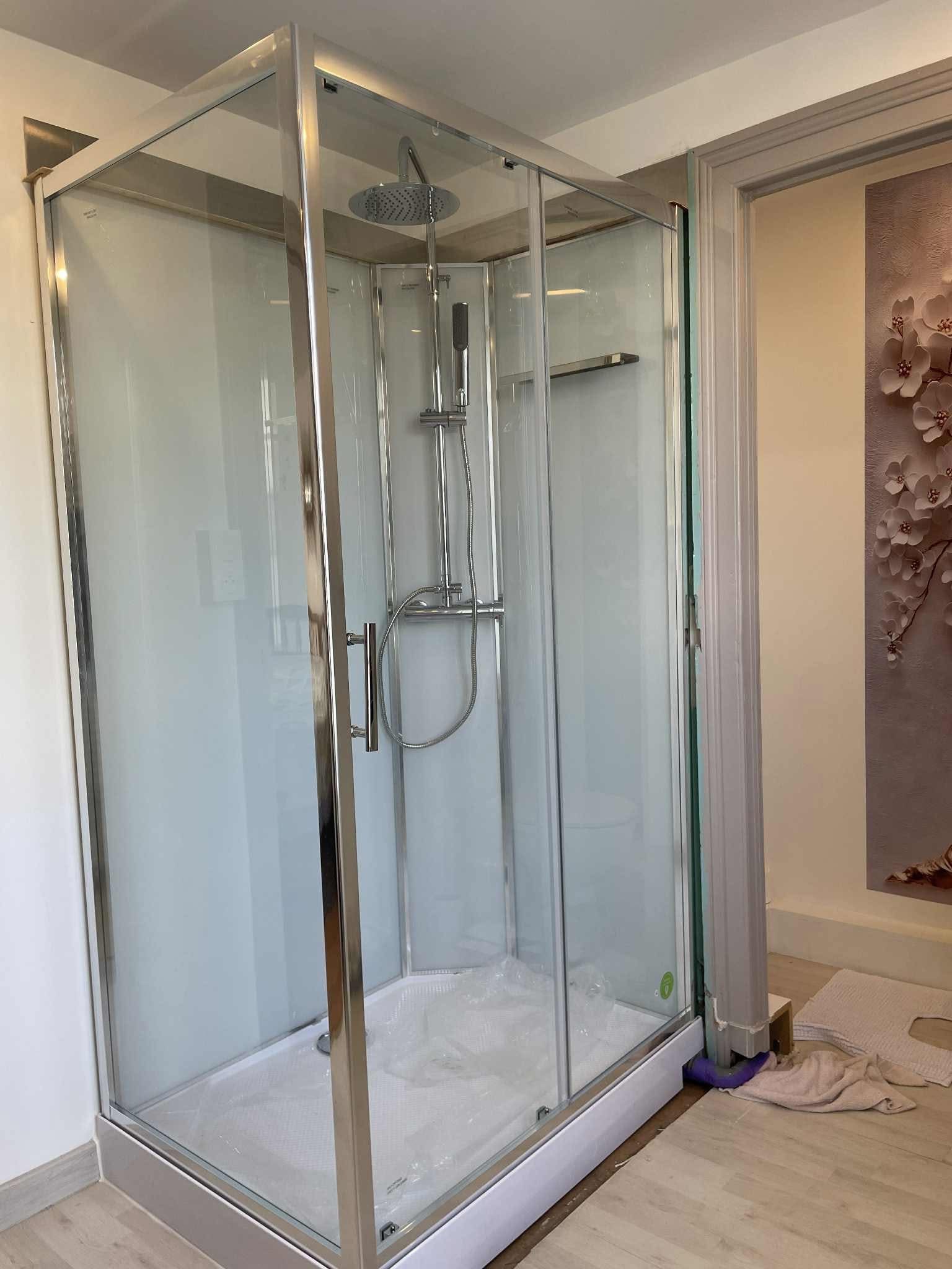 Cabine de douche chrome avec colonne pluie