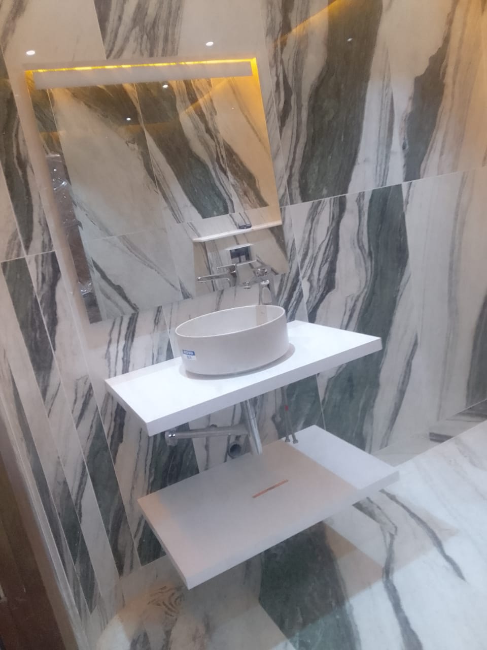 Vasque sur meuble suspendu avec miroir à LED et faïence marbrée