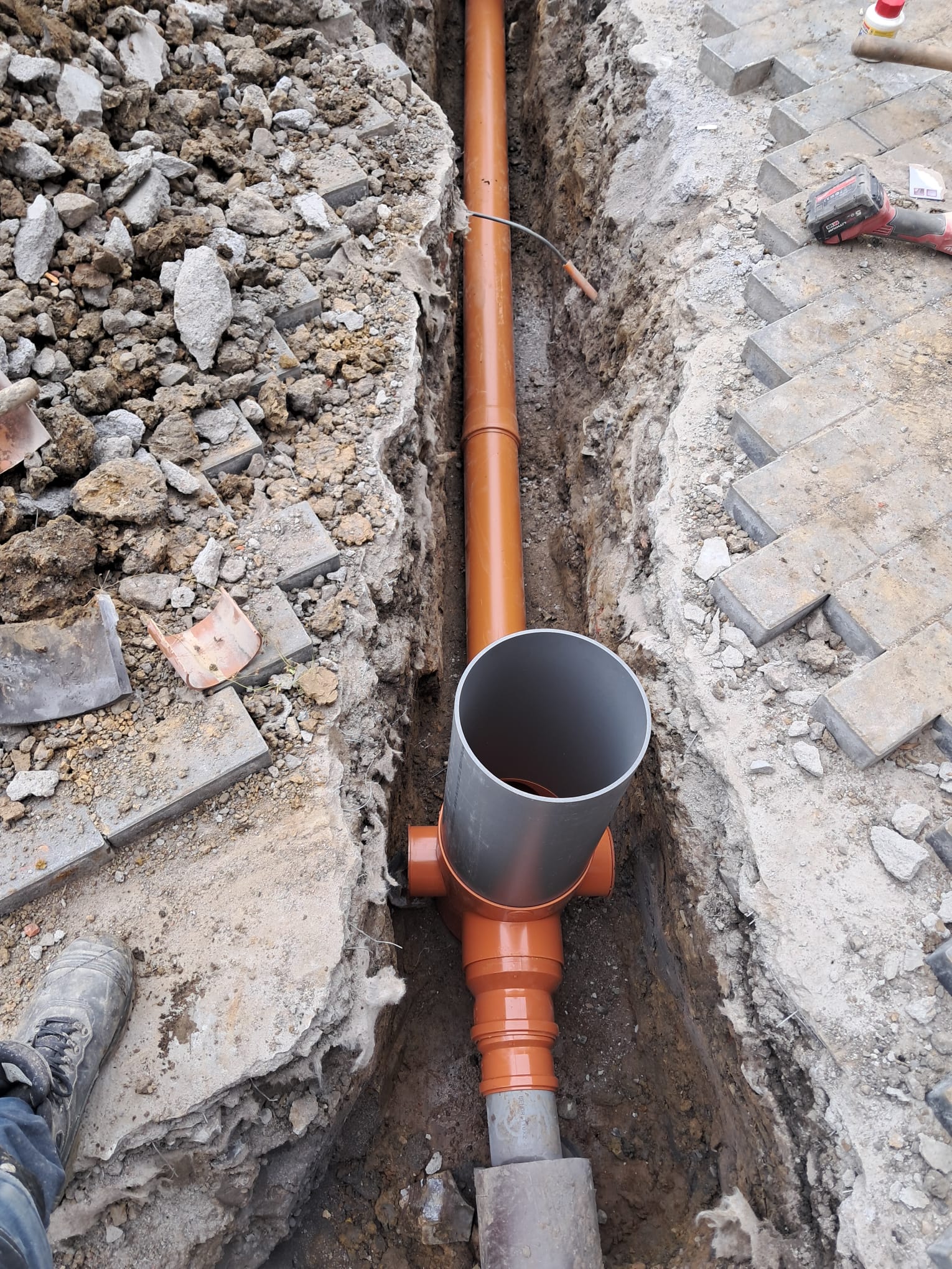Pose de canalisation PVC avec relèvement vertical