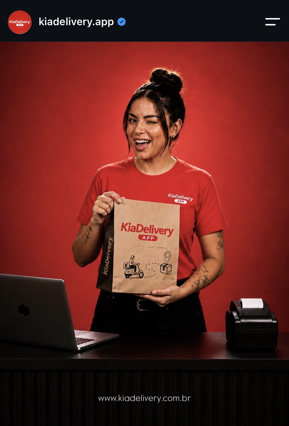 Promotora KiaDelivery APP com sacola de delivery