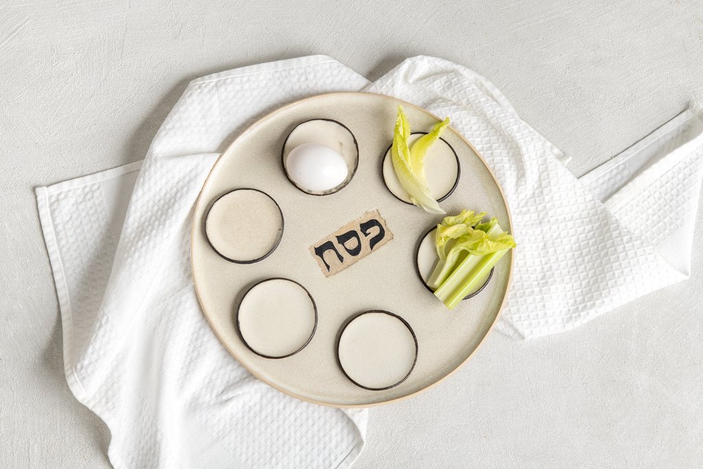 צלחת סדר בעבודת יד