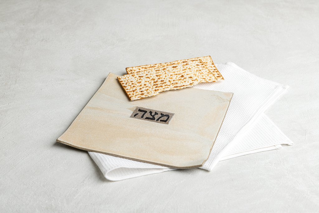 צלחת מצה קרמית