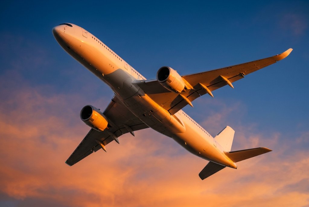 Aeronave en vuelo al atardecer