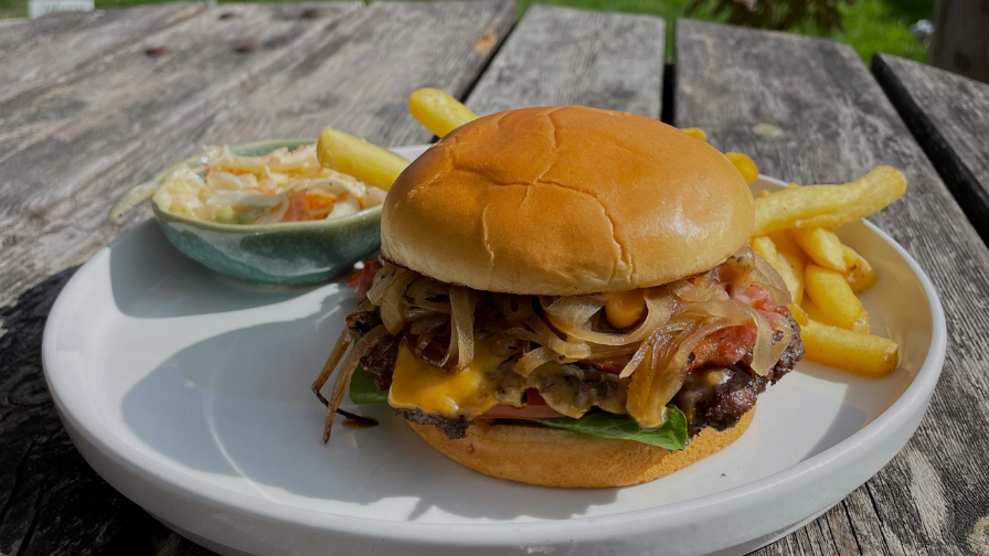 Cheeseburger with chips and coleslaw