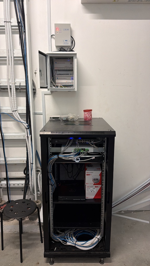 18woodVilles — Server Rack & Controllers