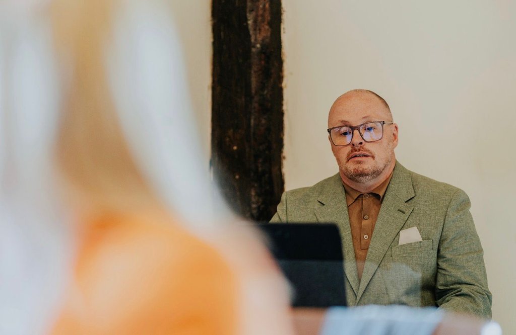 Rob Price UK wedding pianist portrait at a wedding venue