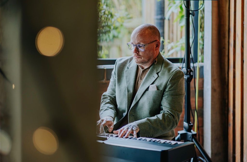 Professional wedding pianist Rob Price playing keyboard at an event