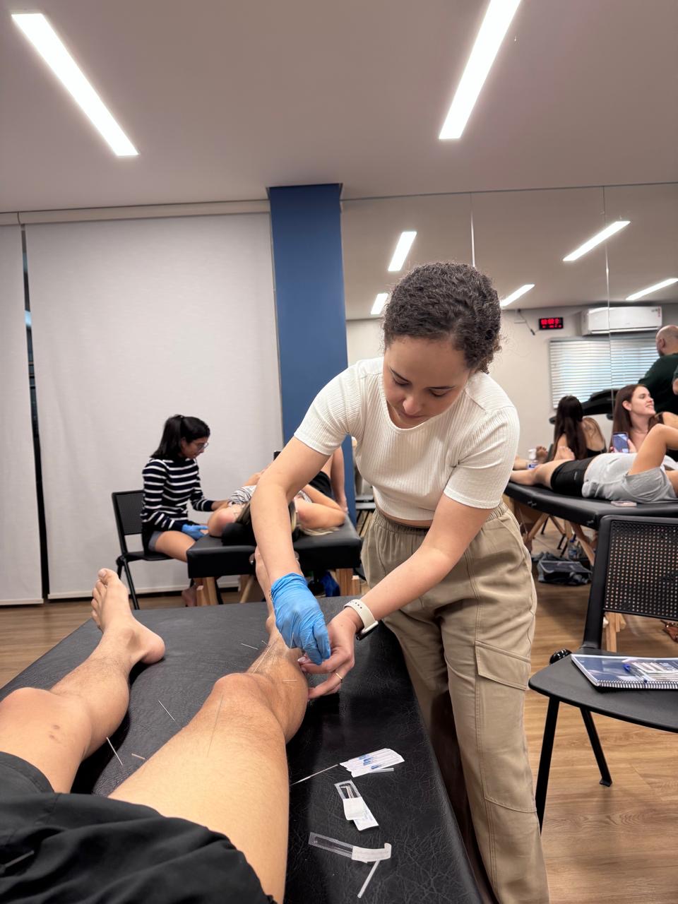 Aplicação de Dry Needling na perna no estúdio Denise Coelho em Mutum