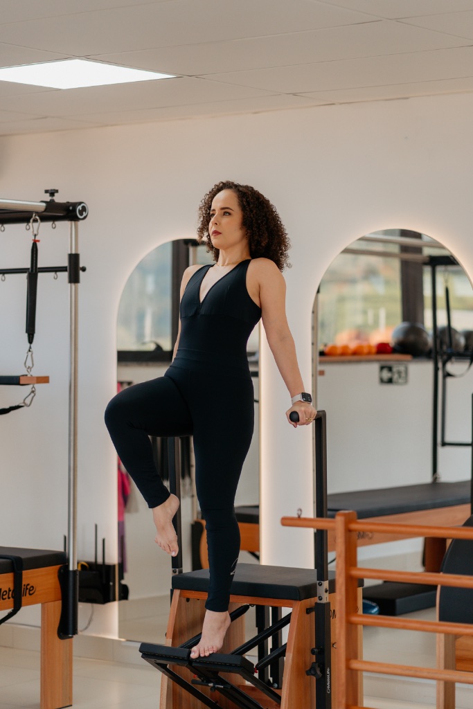 Denise Coelho na cadeira de Pilates do estúdio em Mutum