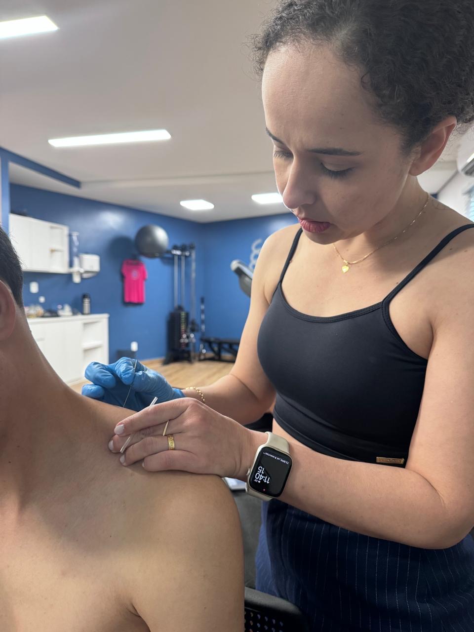 Aplicação de Dry Needling em região cervical e ombro no estúdio
