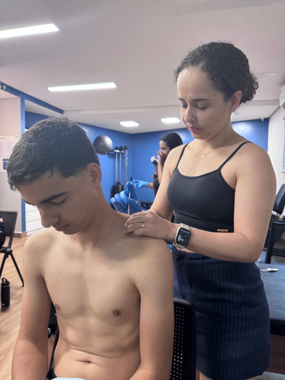 Dry Needling sendo aplicado no estúdio Denise Coelho em Mutum