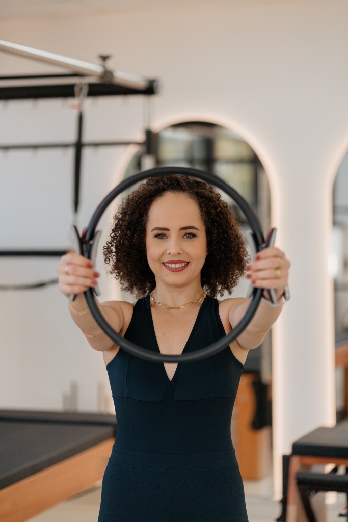 Denise Coelho conduzindo exercício com magic circle no estúdio em Mutum