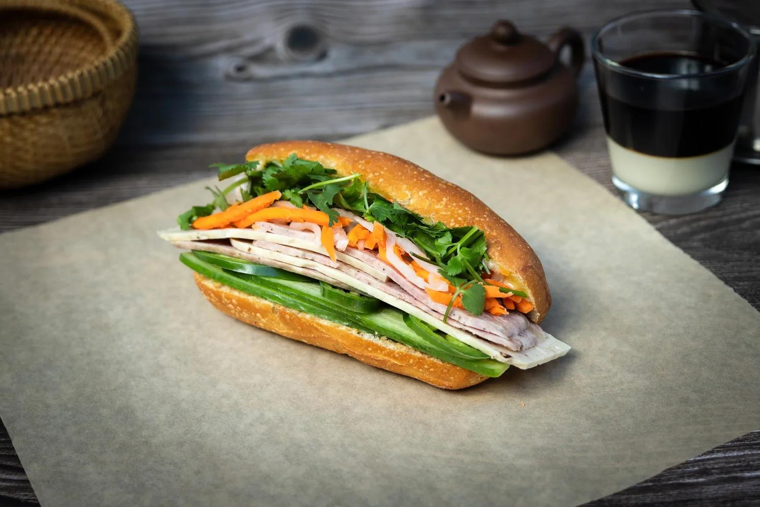 Bánh mì chả và dưa leo