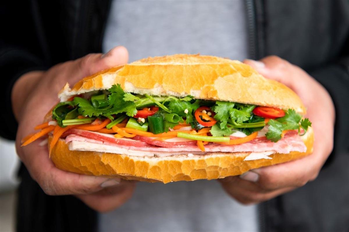 Bánh mì thịt và rau thơm