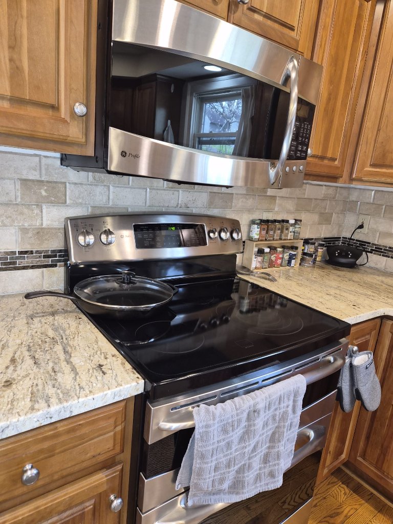 Kitchen Stove & Microwave