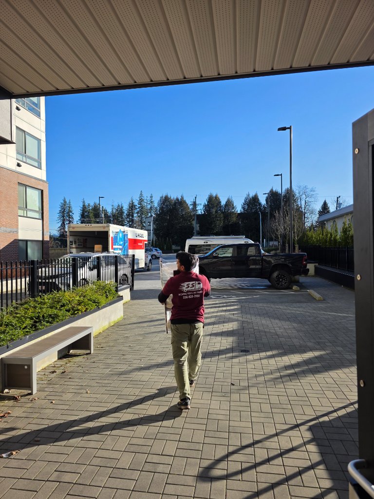 SS Moving crew loading the truck