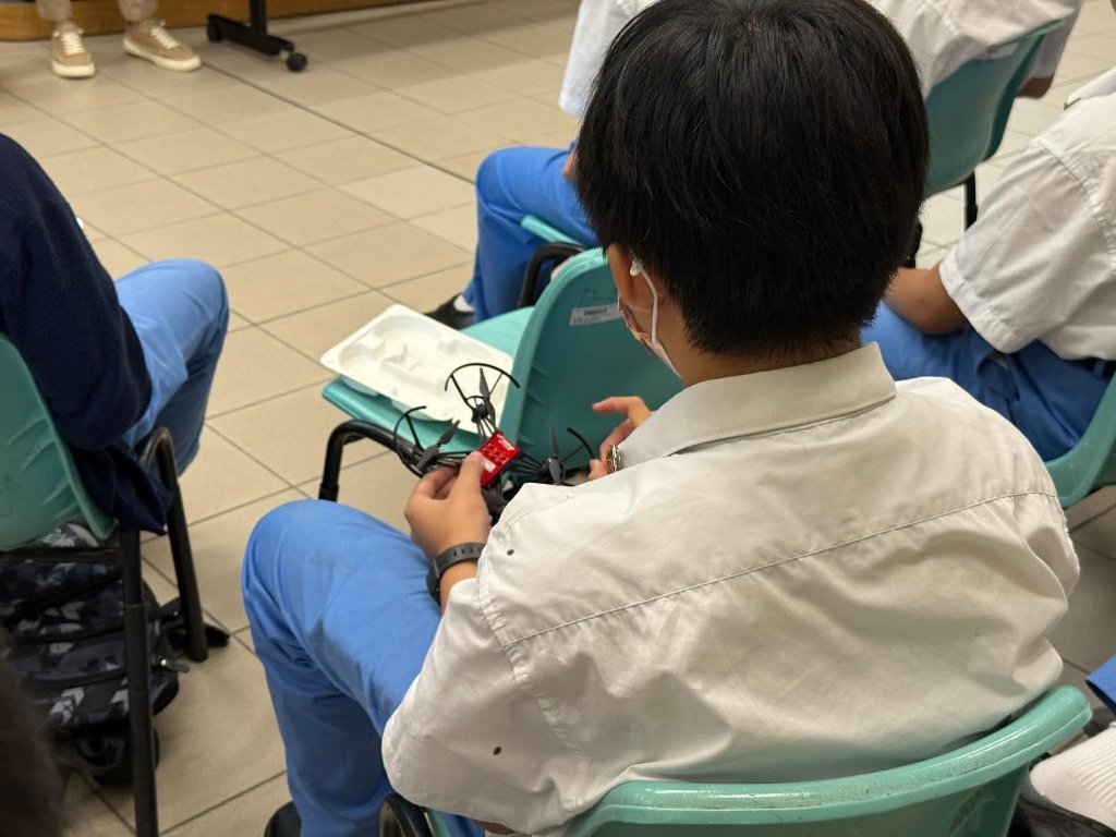 學生使用 TT Formation Assistant 軟件編程