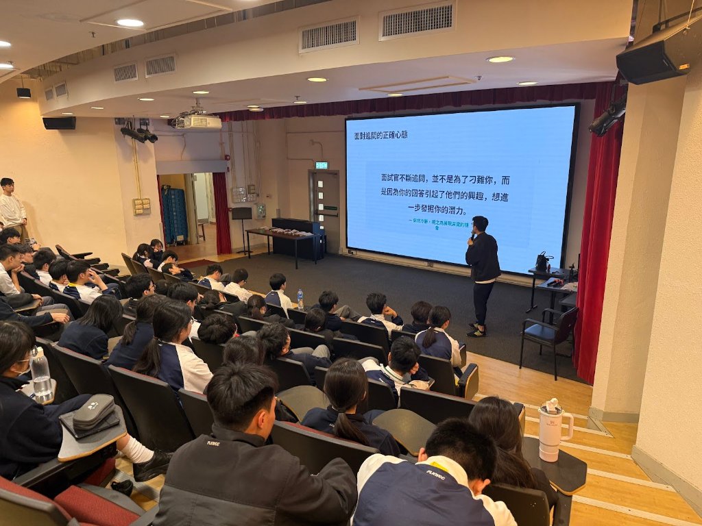 學生動手合作建造巨塔