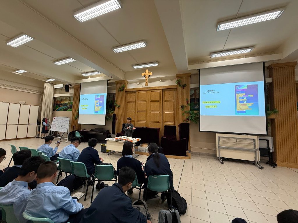 導師講解編程指令與自動駕駛程式