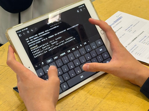 學生使用平板電腦進行 AI 編程