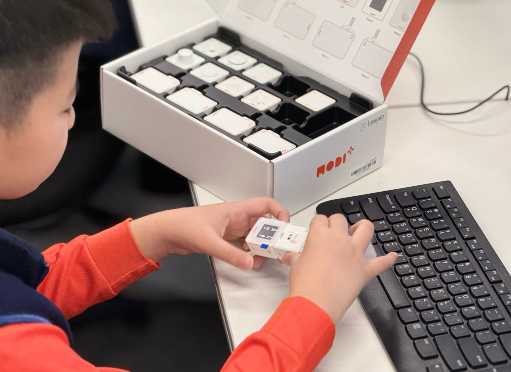 Student Assembling MODI Modules