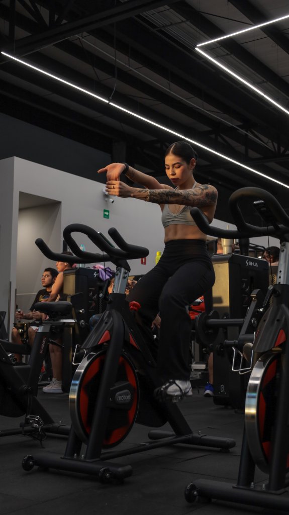 Socia en bicicleta de spinning