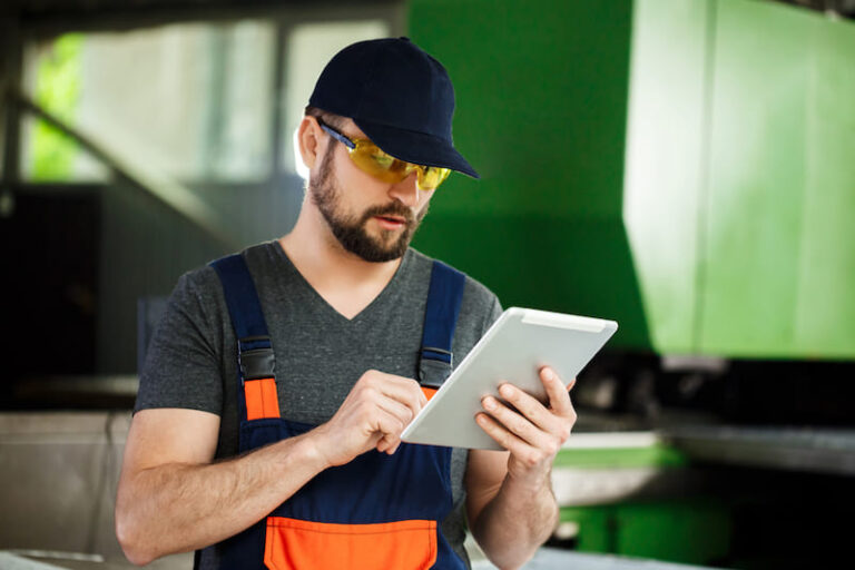 Digitale Arbeitsanweisungen: 5 Vorteile gegenüber Papieranweisungen