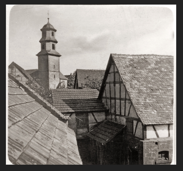 Dorfplatz mit Kirchturm