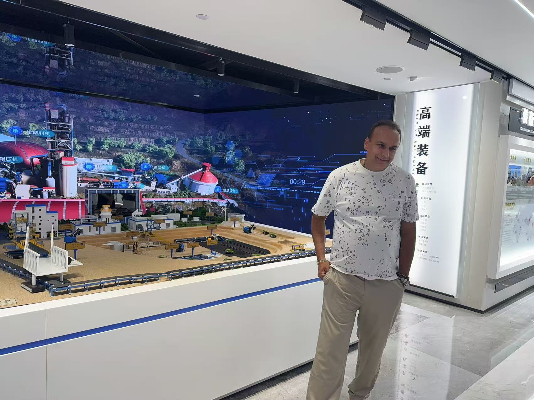 Guided tour of Sinoma International's exhibition.