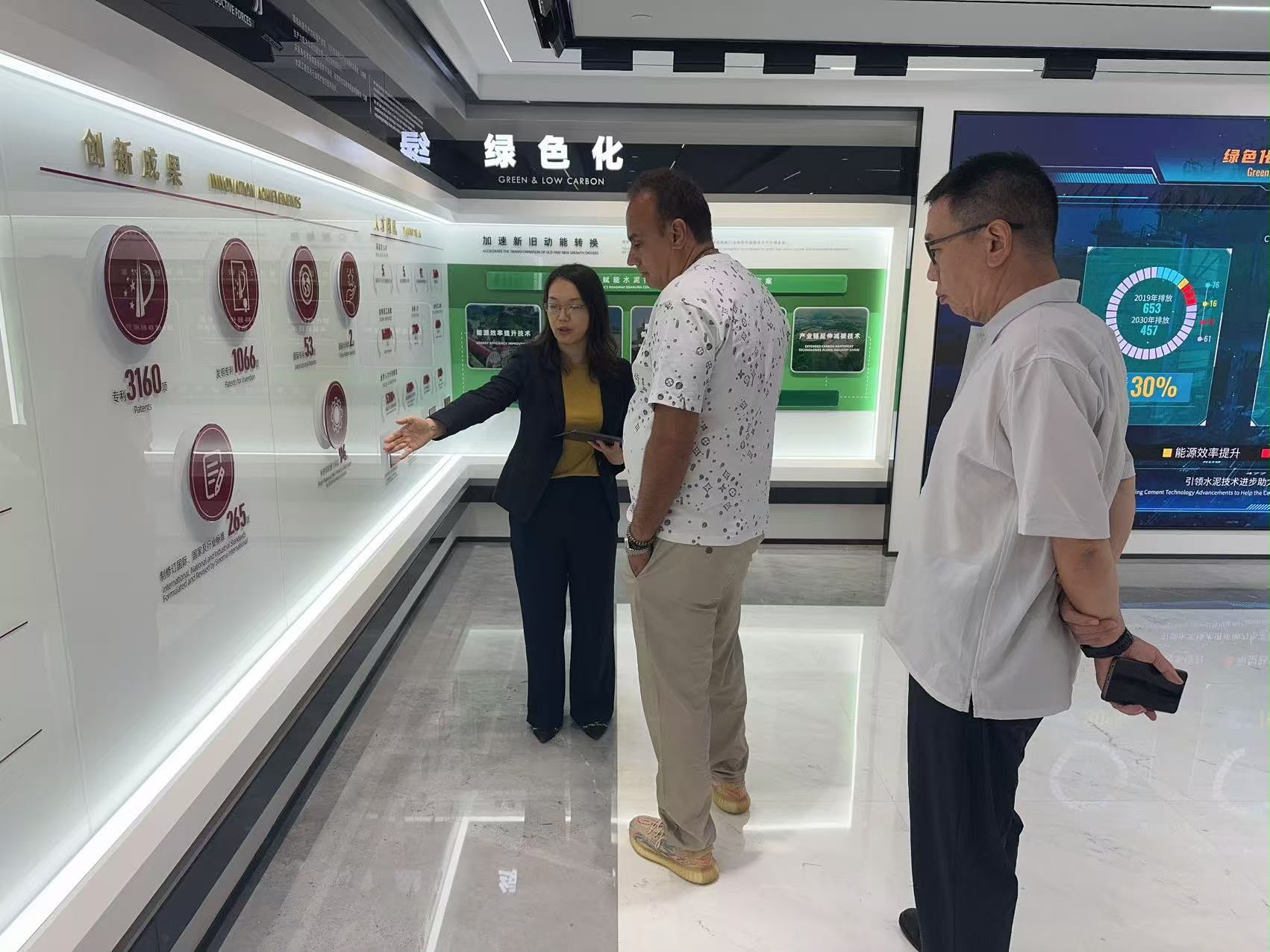 Energy-efficient infrastructure discussion with Sinoma team.