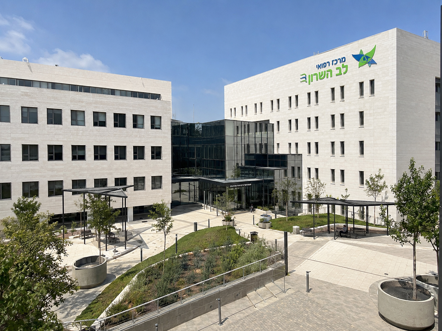 איציק קצב מנהל לוחות זמנים - צילום מבנה בית חולים אסותא אשדוד לאחר השלמת הפרויקט