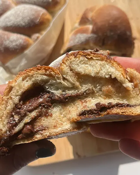 חלה מתוקה ממולאת קינדר ונוטלה