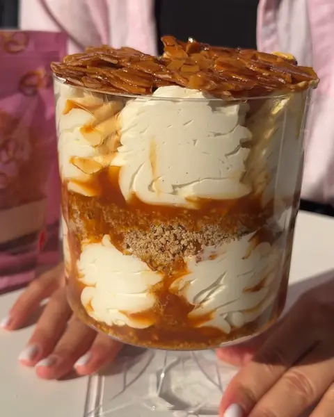 טרייפל עקיצת הדבורה פרווה עם קצפת, קרמל ובייגלה