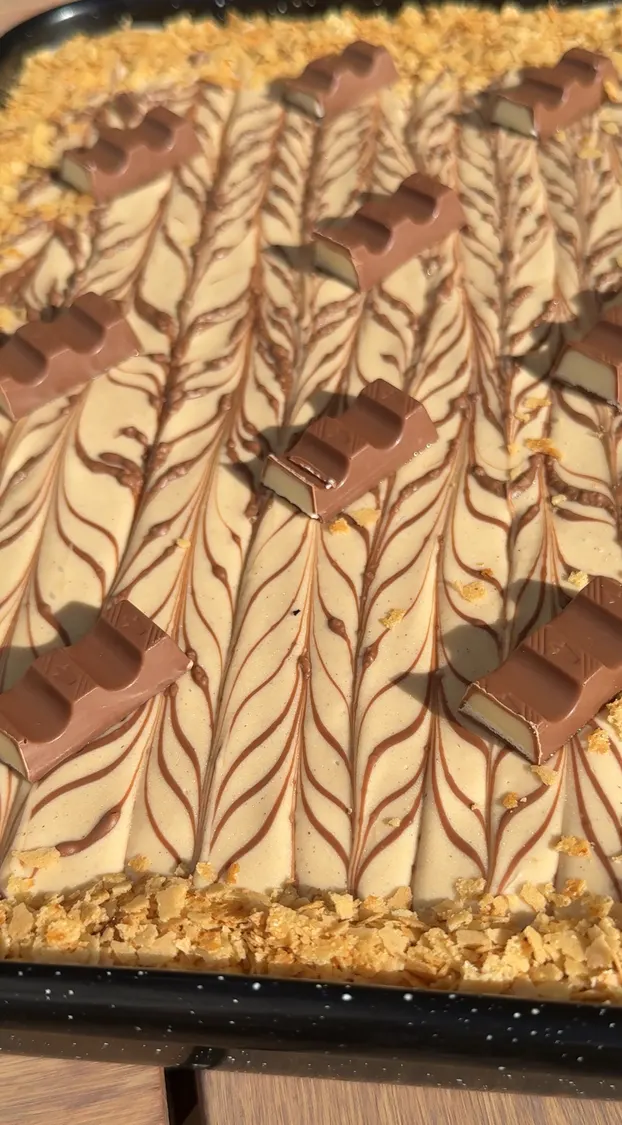 עוגת ביסקוויטים קינדר עם שכבות קרם