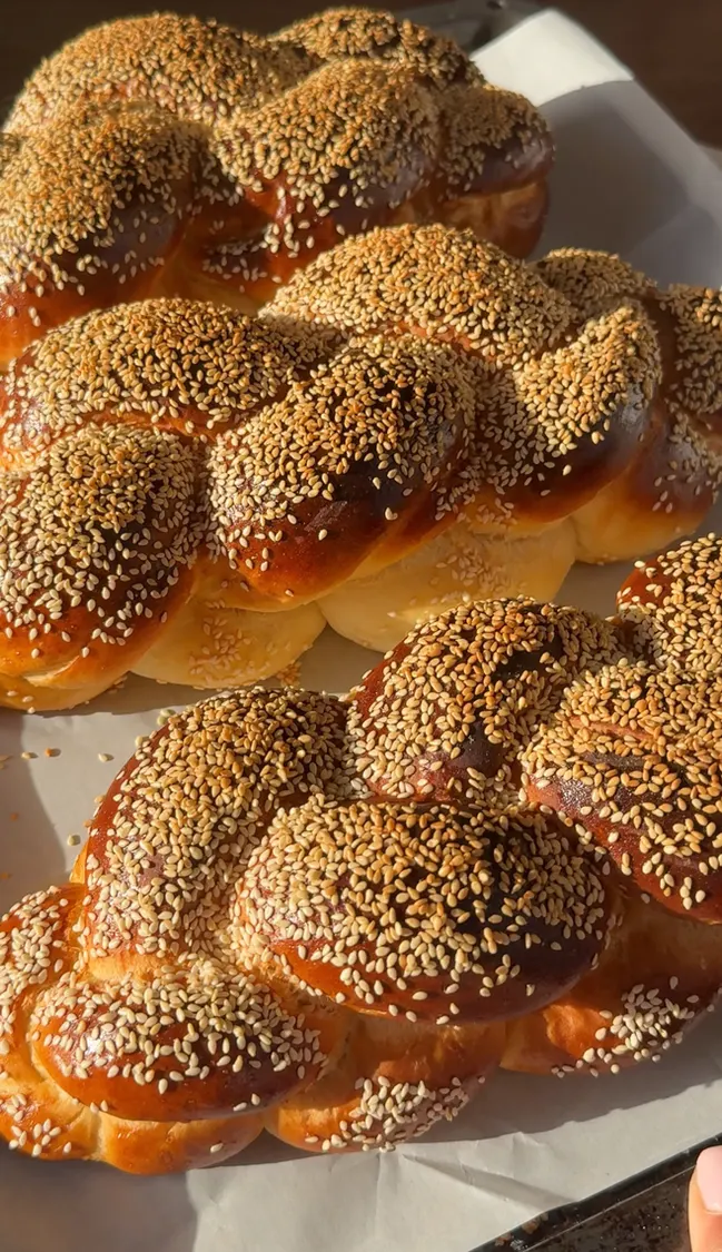 חלות מתוקות זהובות ואווריריות מוכנות להגשה