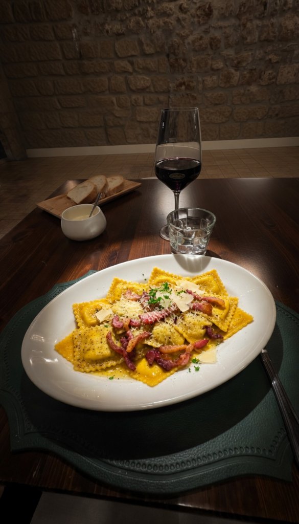 Ravioli al tartufo con vino