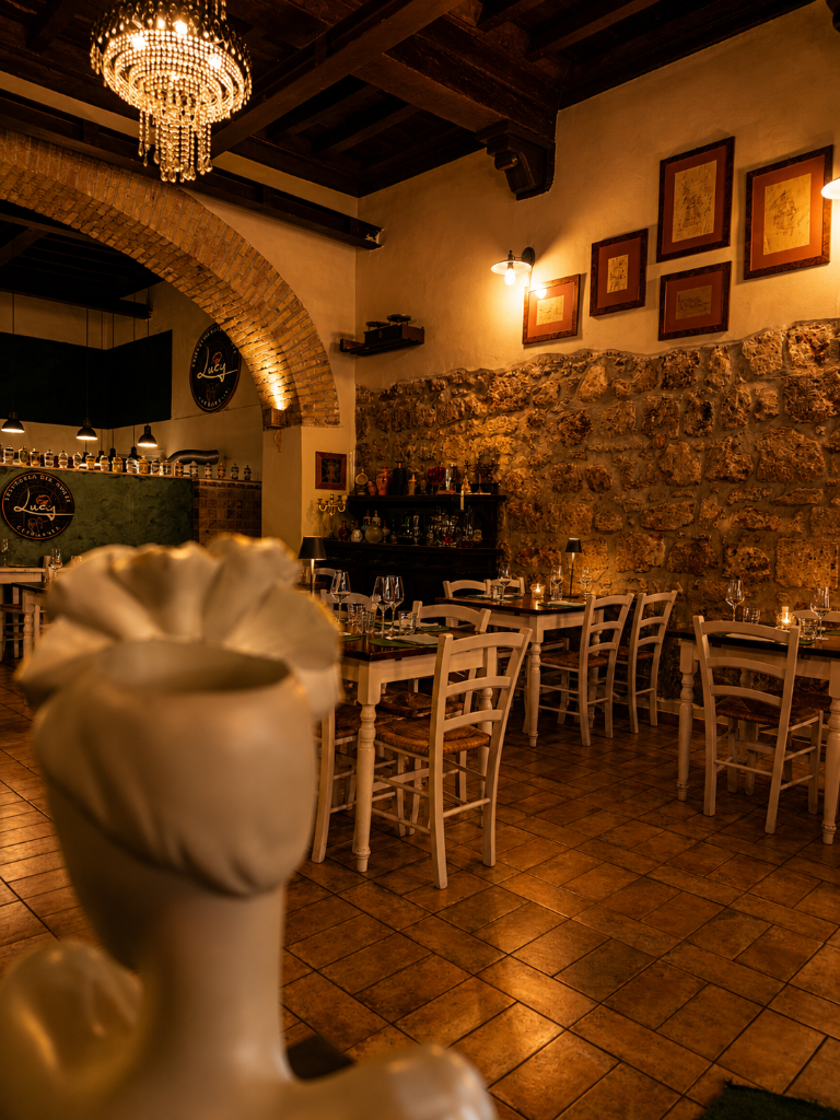 Sala interna con lampadario