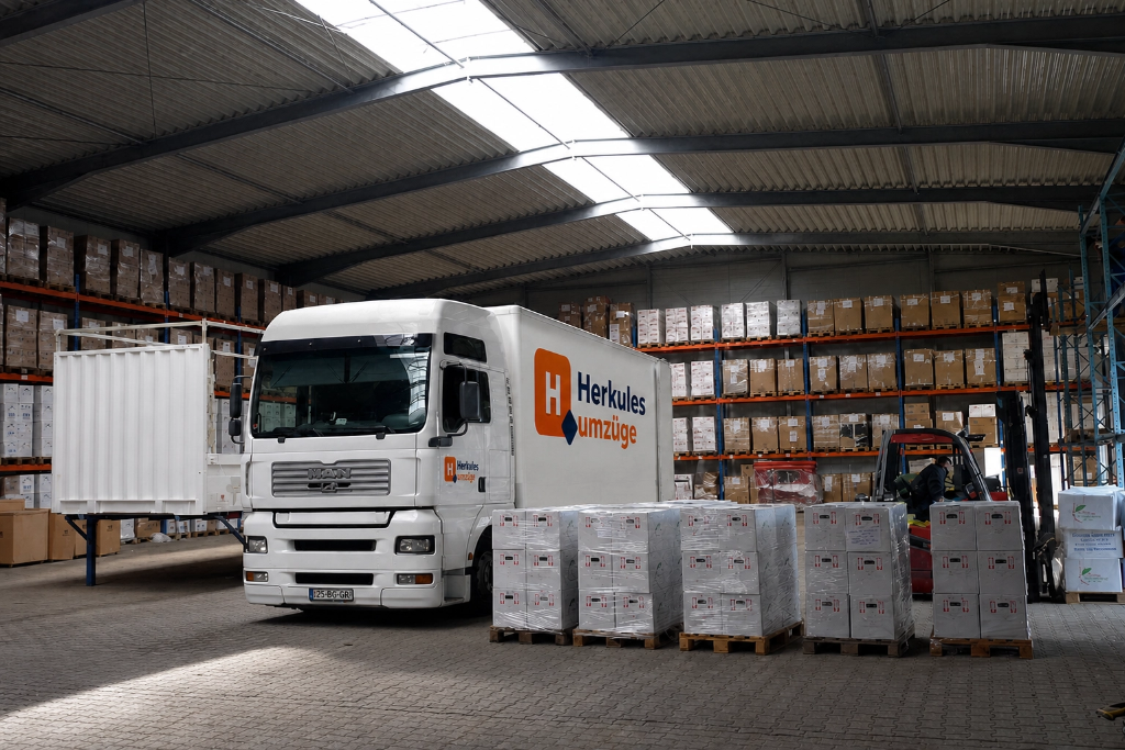 Herkules Umzüge LKW im Lagerhaus