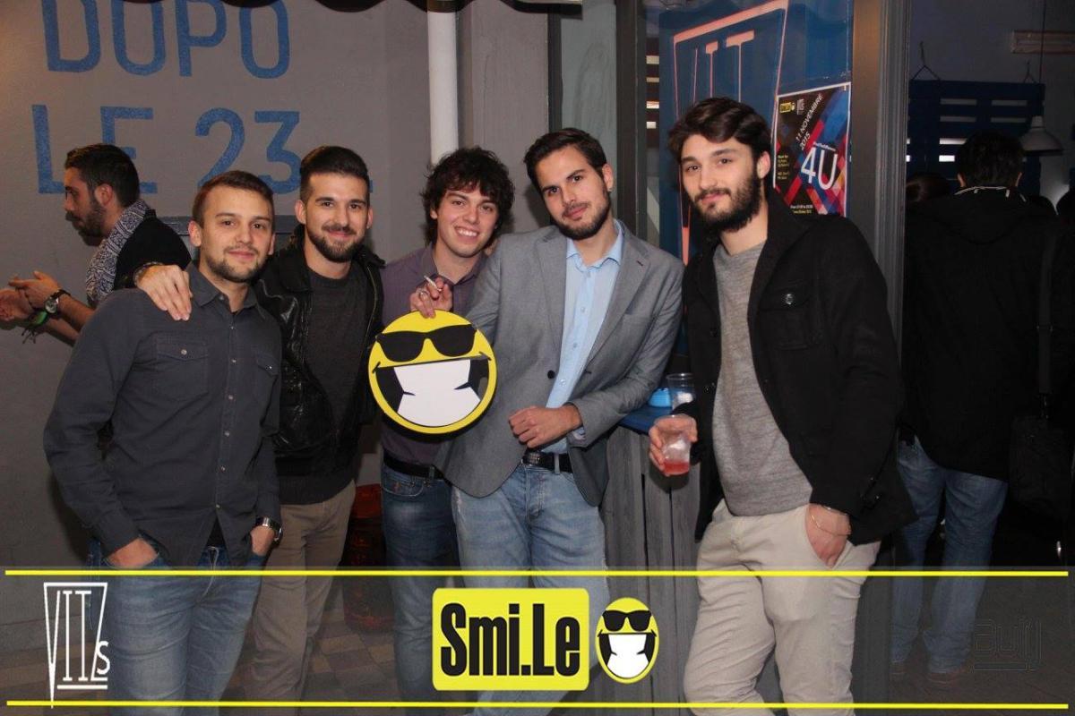 Cinque ragazzi in posa