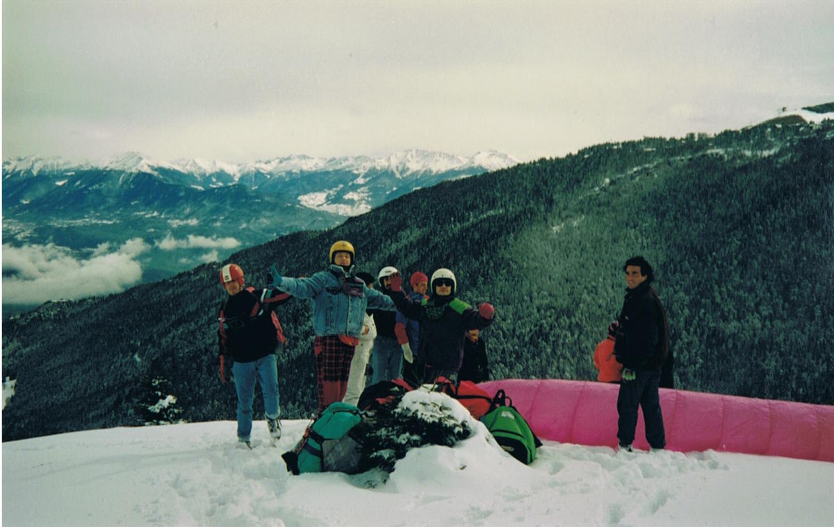 Sul crinale innevato con la vela rosa