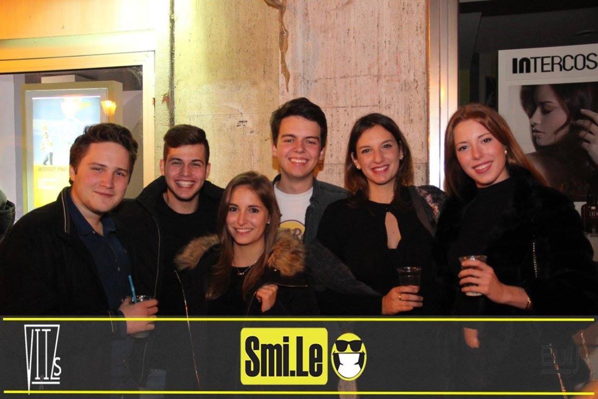 Gruppo di amici al bancone