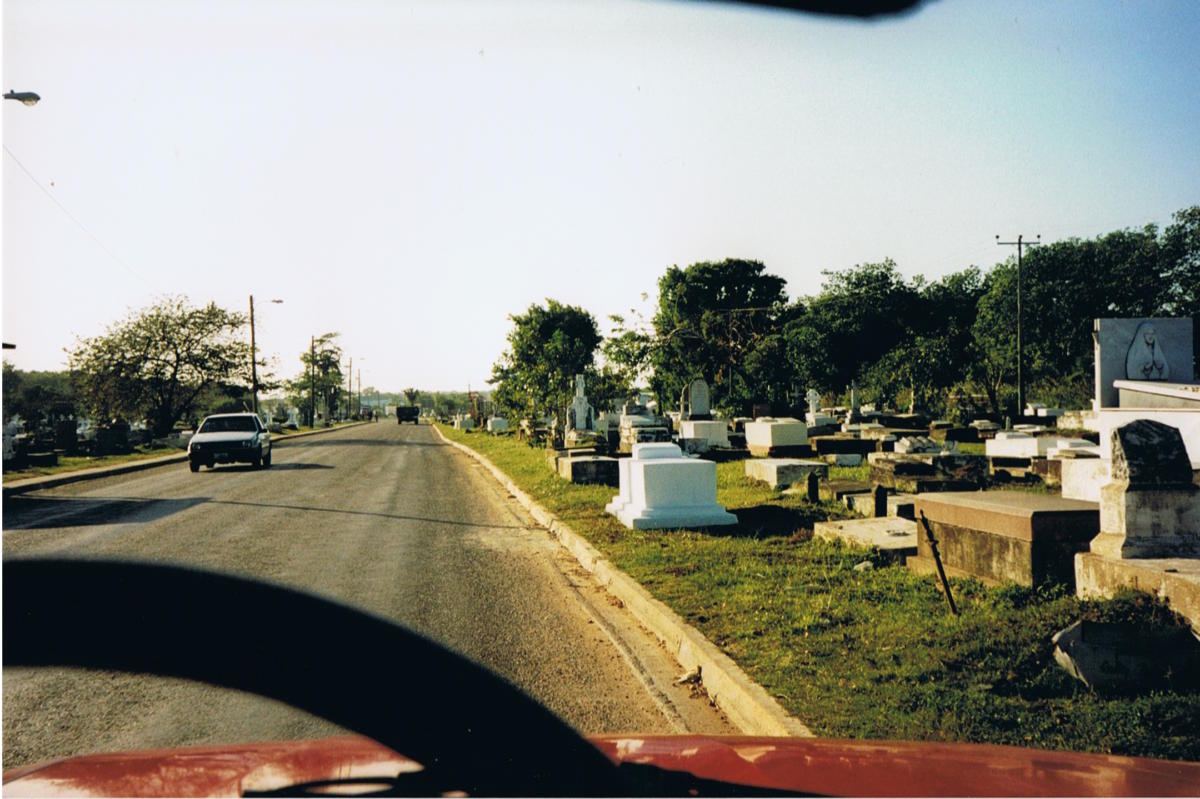 Strada e cimitero